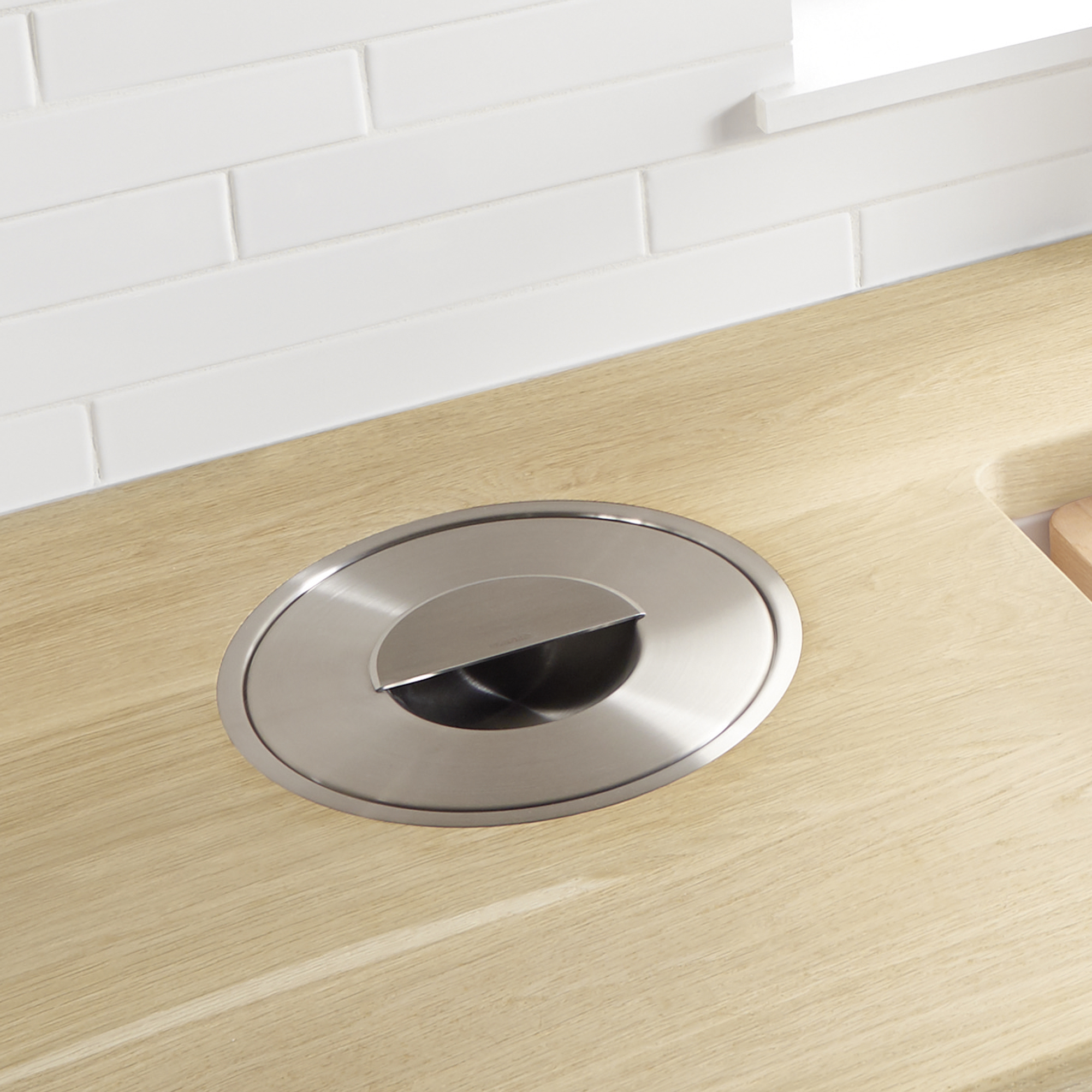 Compact Design That Integrates Seamlessly into the Countertop 